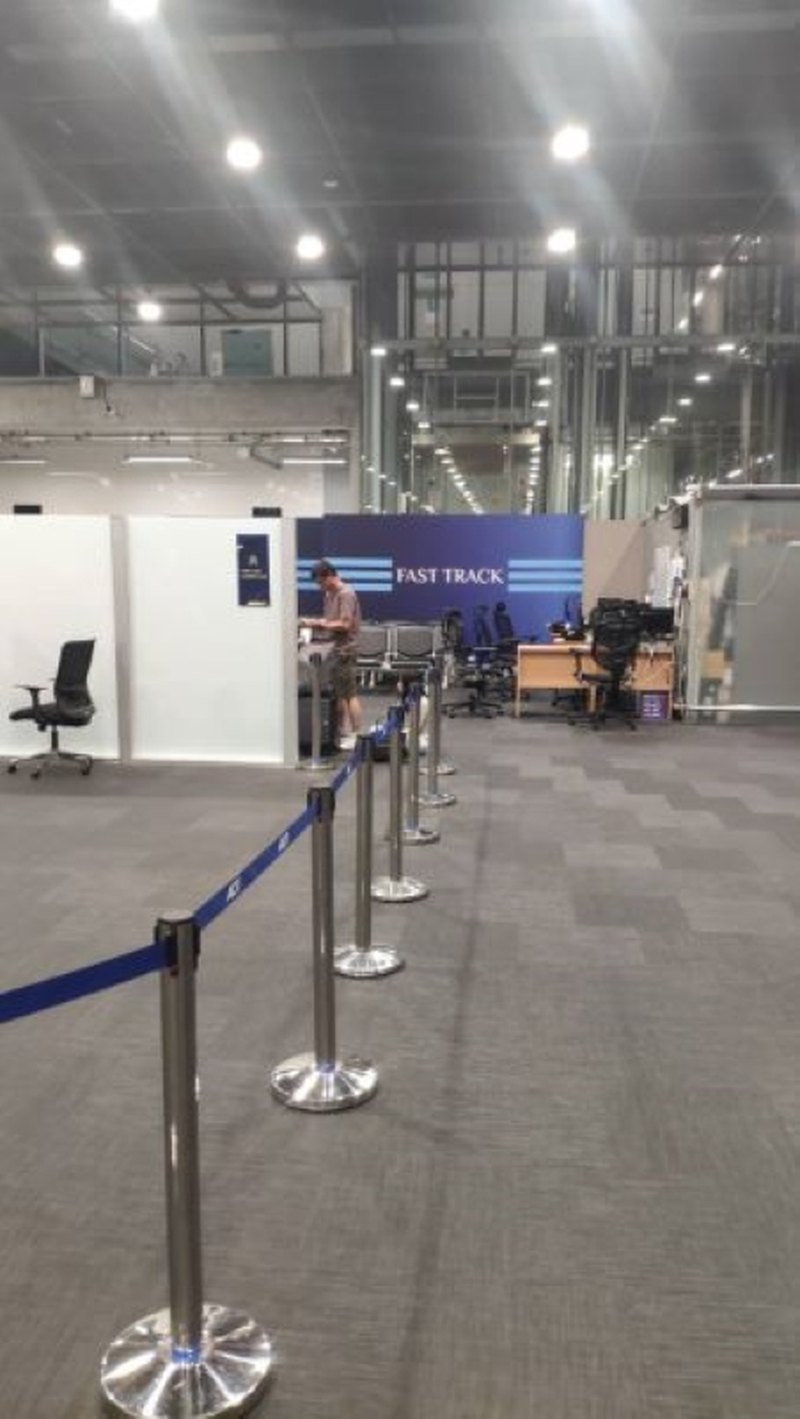 Airport fast-track lane